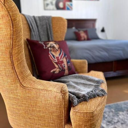 Private Bright Modern Studio! Queen Bed ! Виктория Экстерьер фото