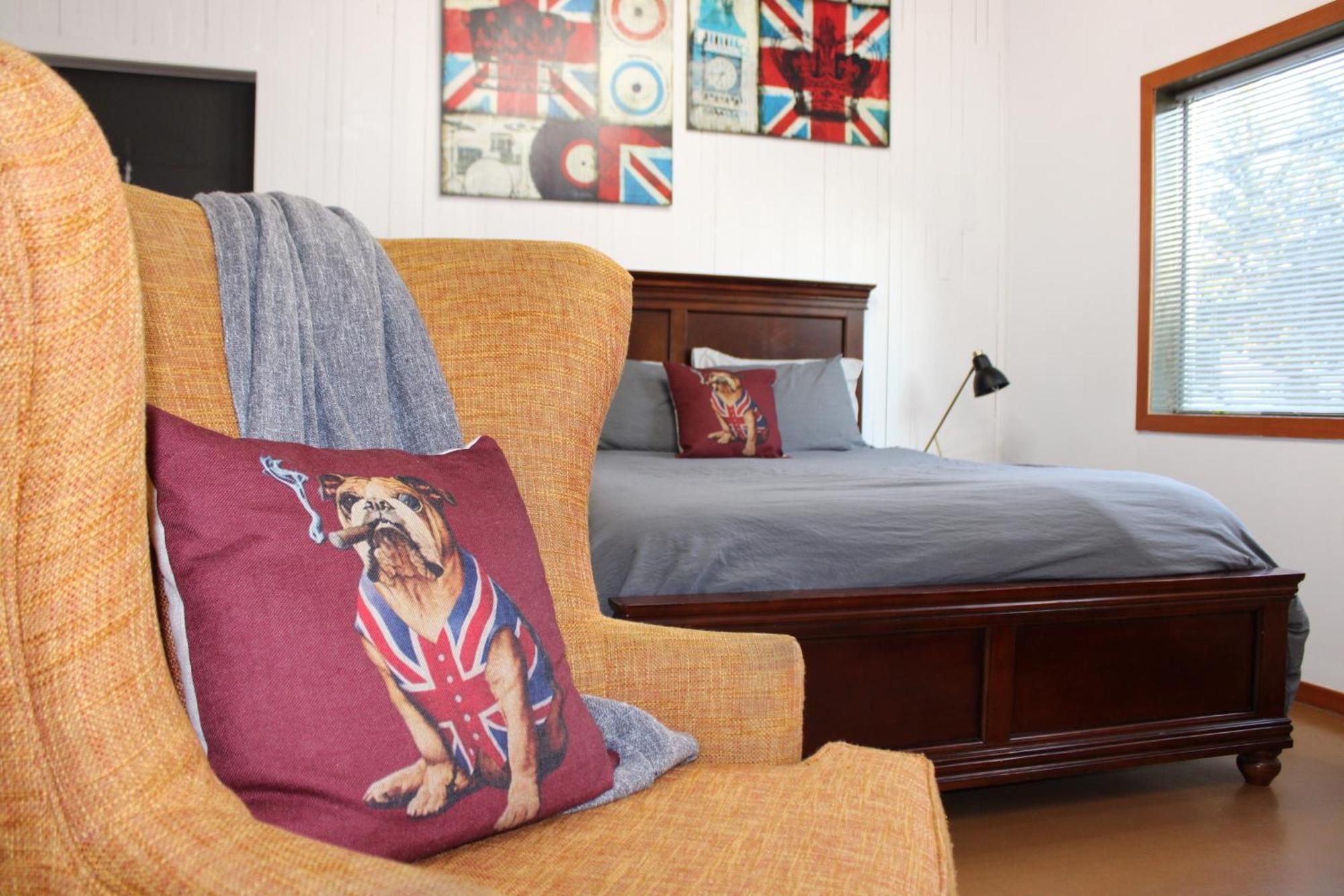 Private Bright Modern Studio! Queen Bed ! Виктория Экстерьер фото