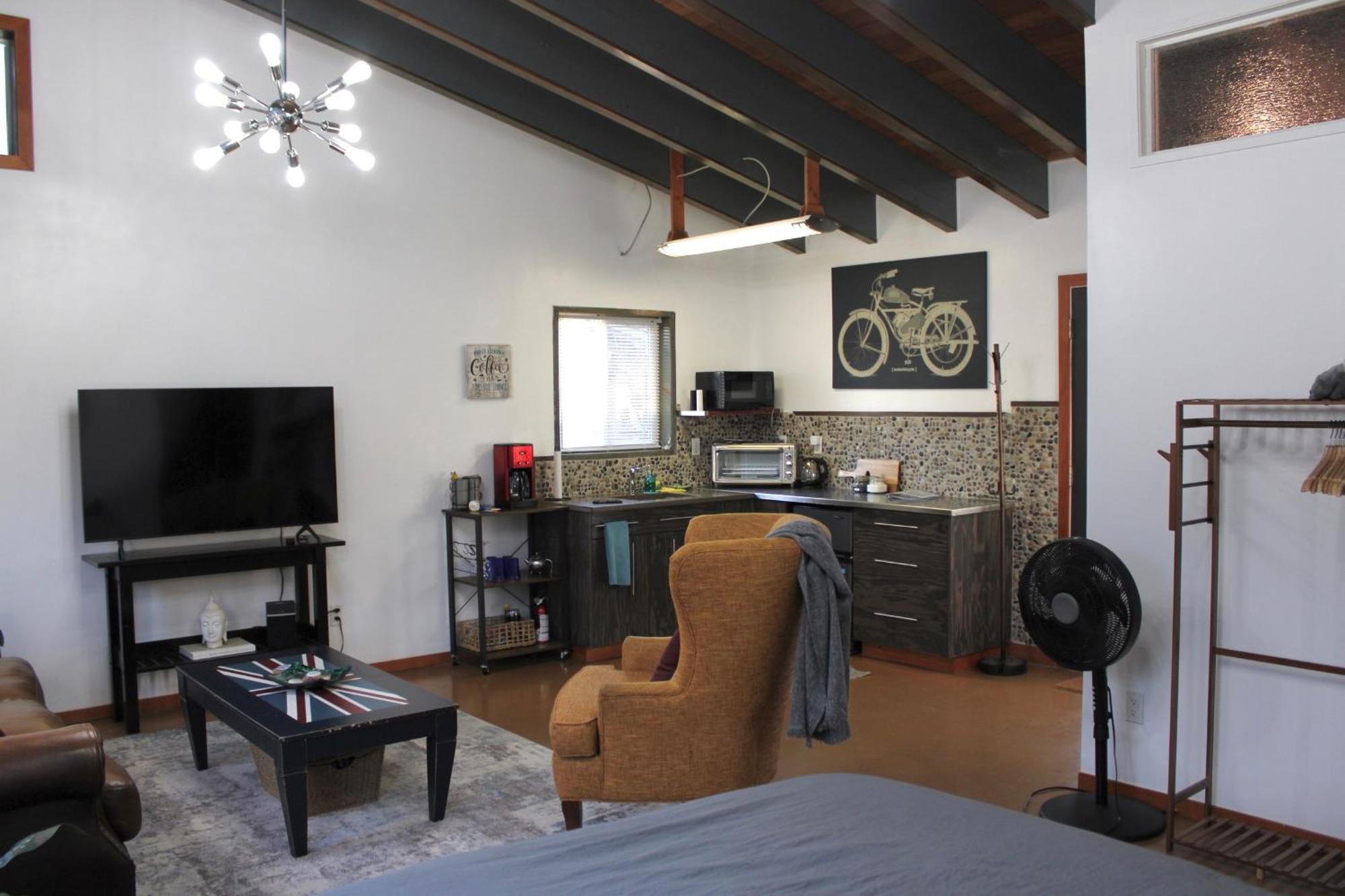 Private Bright Modern Studio! Queen Bed ! Виктория Экстерьер фото