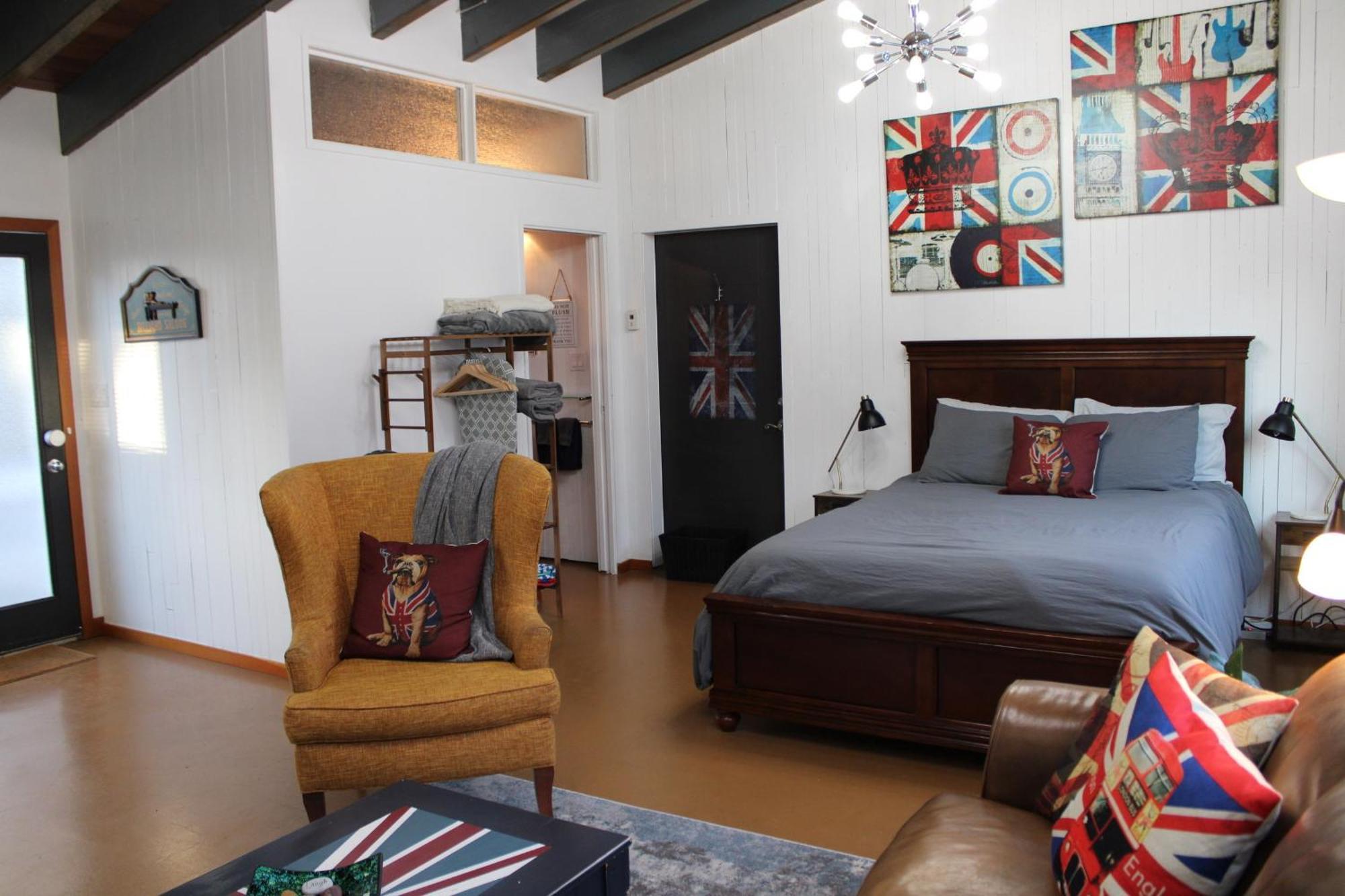 Private Bright Modern Studio! Queen Bed ! Виктория Экстерьер фото